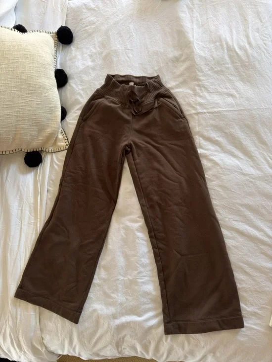 ALO Yoga Serenity Espresso Chocolate Brown Wide-Leg Joggers - Picture 4 of 6